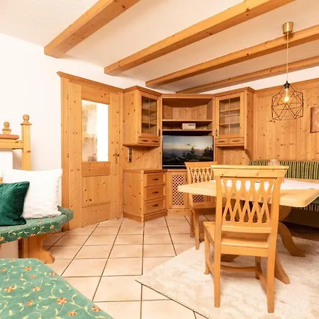 In Strass With Mountain Views *